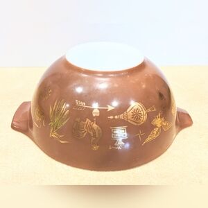 Pyrex Vintage Kitchen Americana Cinderella bowl 1.5 quart brown gold